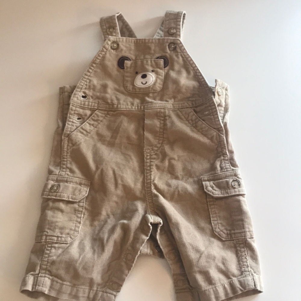 Sweet looking corduroy overalls size 3 months ♥️